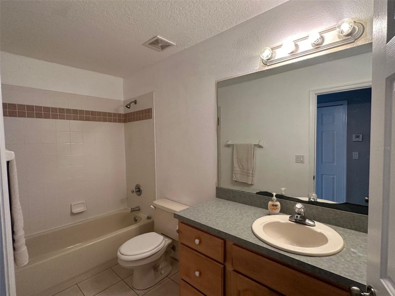 Photo 20 of 20: Bathroom w tub