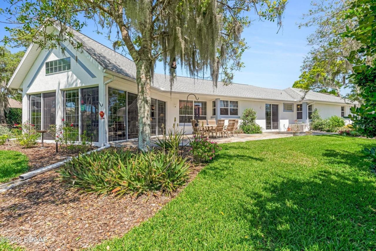 Photo 7 of 20: Florida Room & 900 sq ft of Patio with Lake View