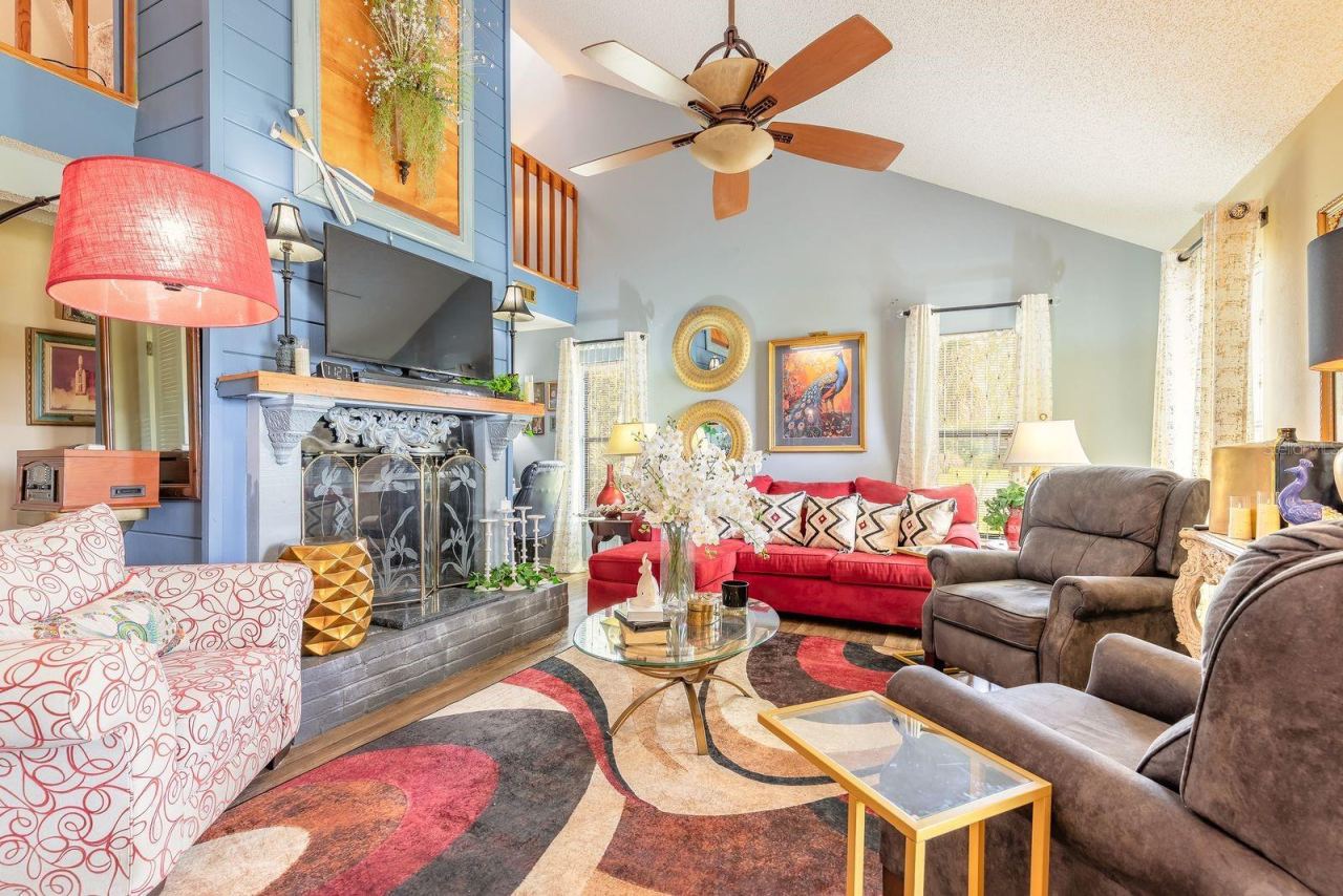 Photo 5 of 20: Luxurious living room with fireplace