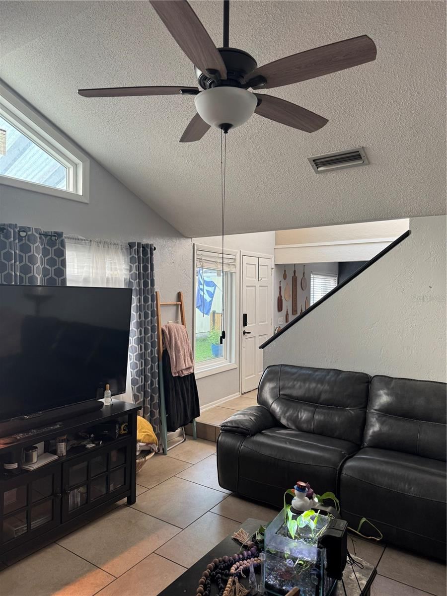 Photo 5 of 20: Living Room