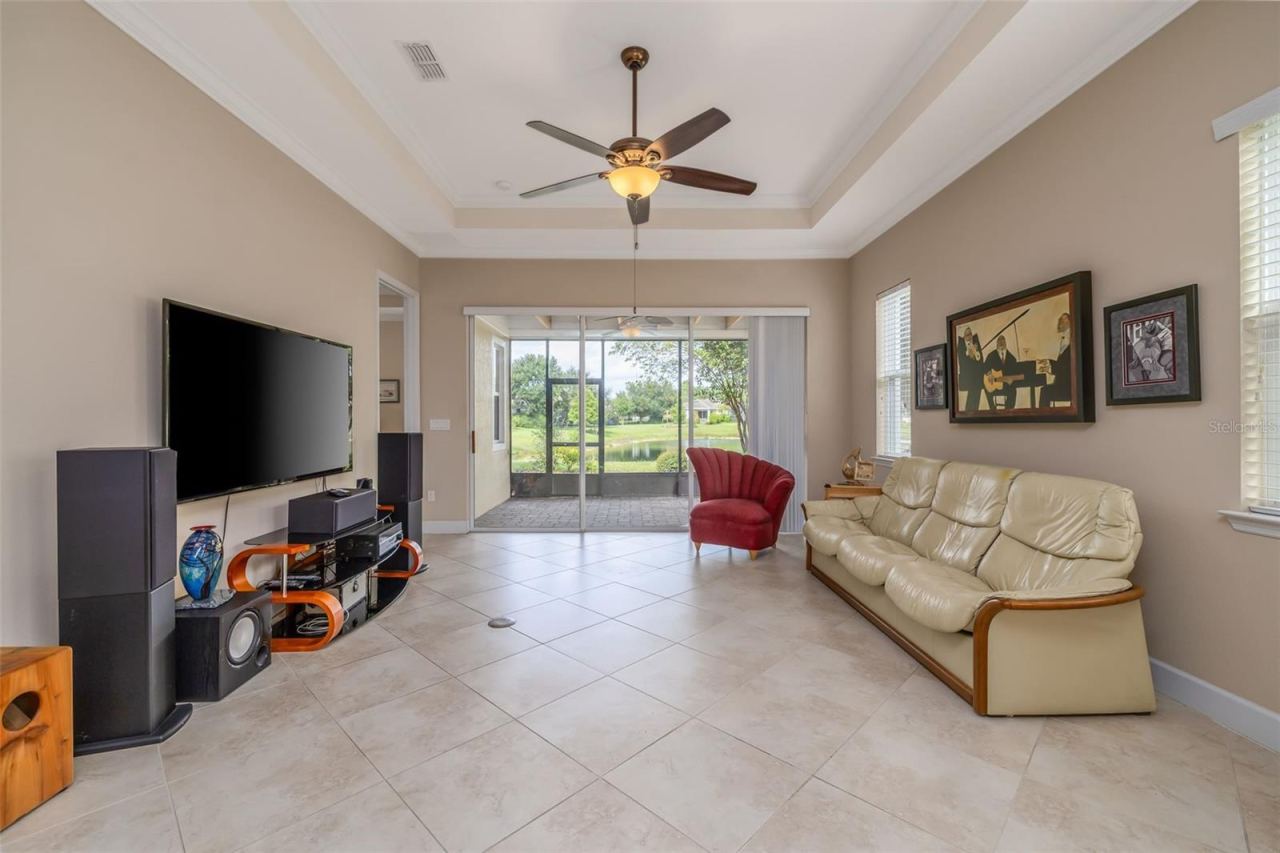 Photo 13 of 20: Large living area