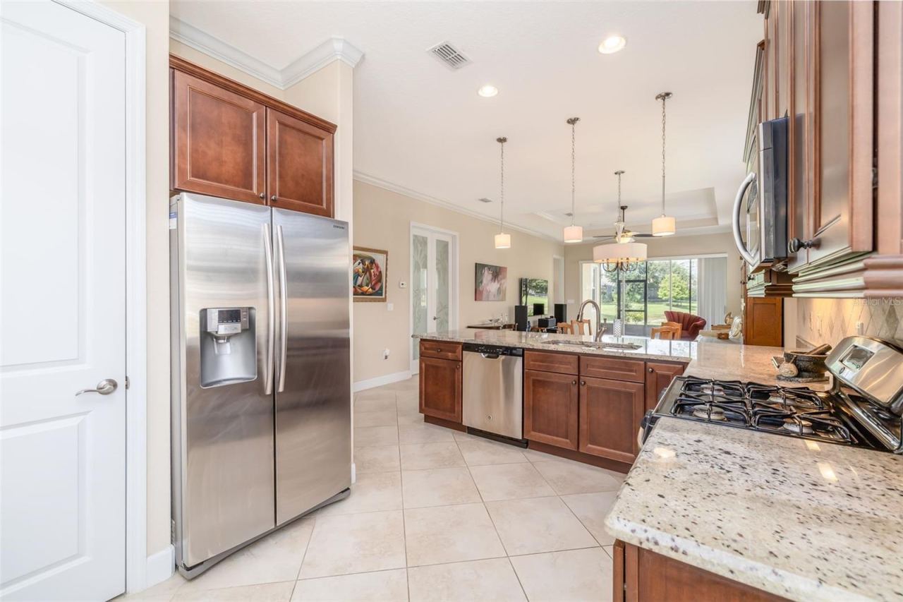 Photo 19 of 20: Kitchen and pantry, gas range