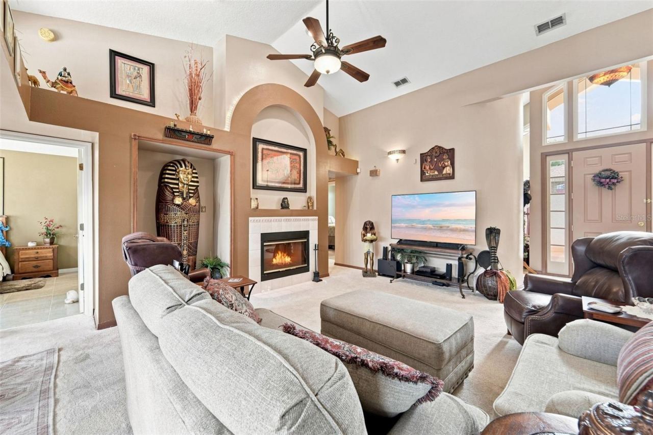 Photo 4 of 20: Living area angle towards foyer and bedrooms to the left