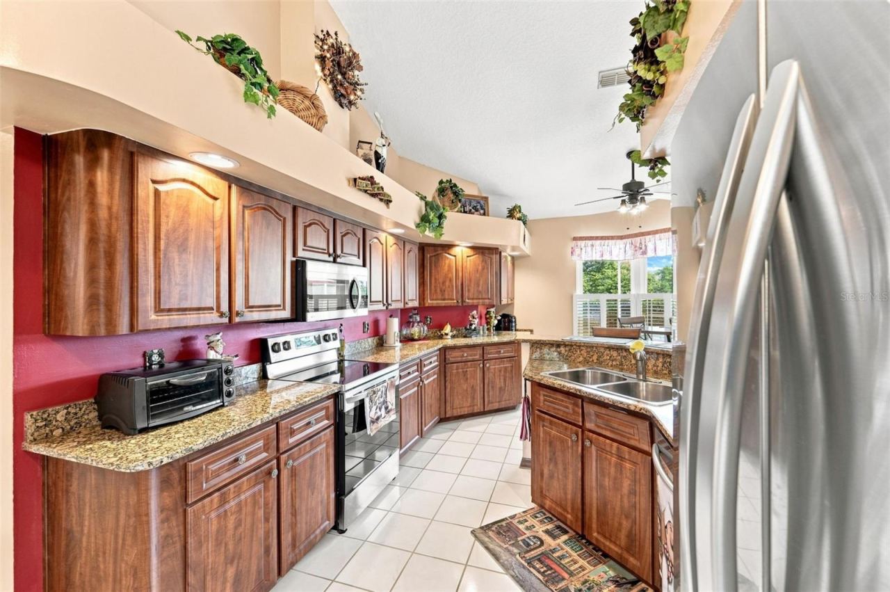 Photo 3 of 20: Gorgeous kitchen with granite countertops, stainless steel appliances purchased in 2023, and tons of cabinetry space!