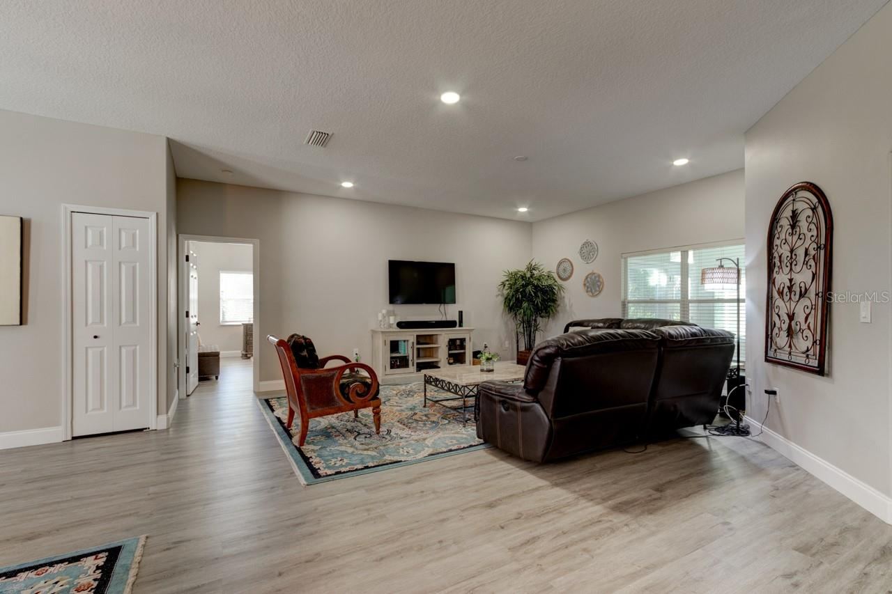 Photo 8 of 20: Living Room