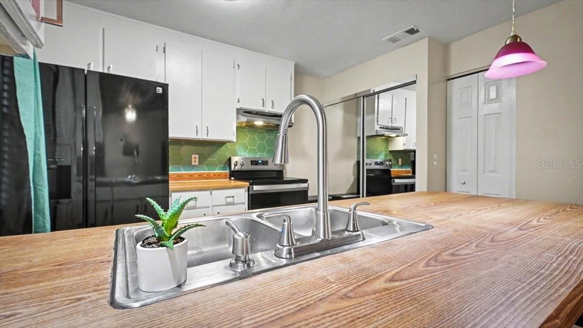 Photo 12 of 20: Kitchen with breakfast bar