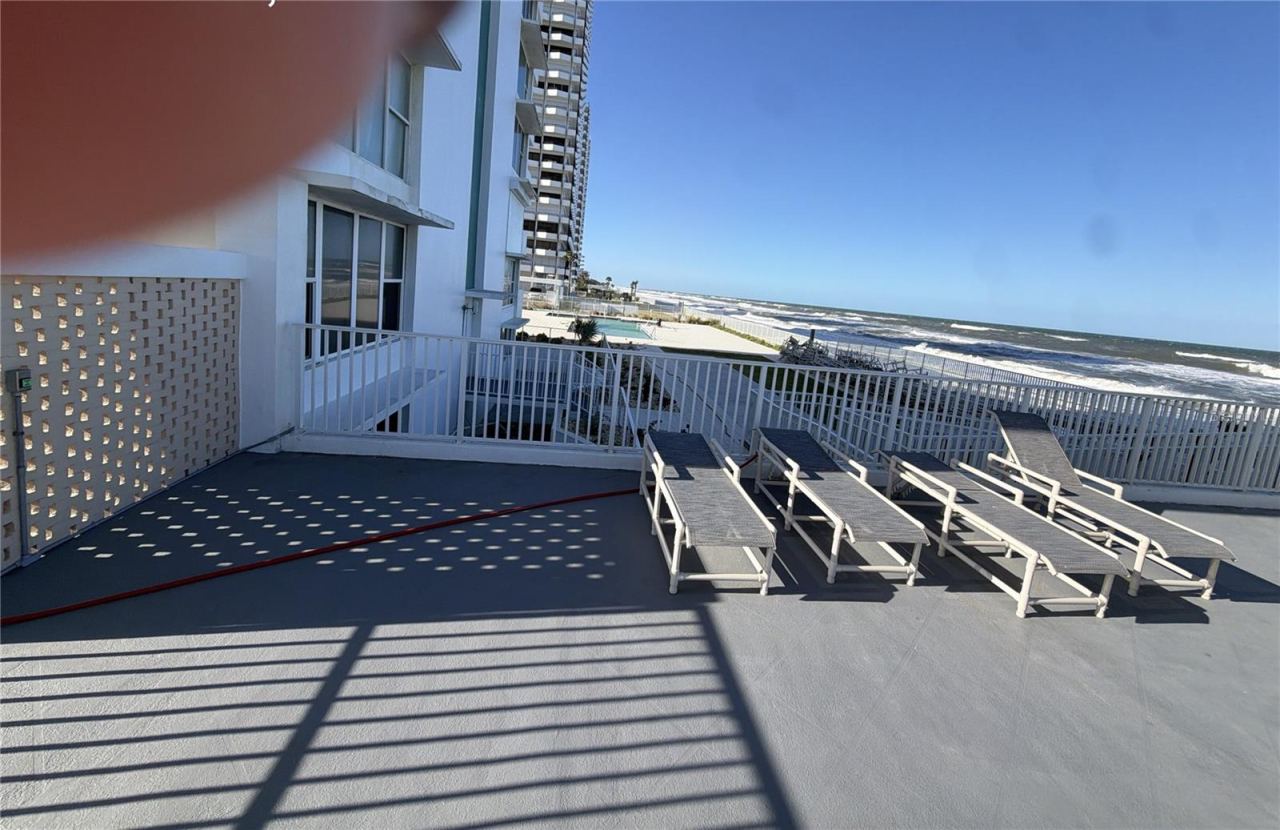 Photo 3 of 6: Deck