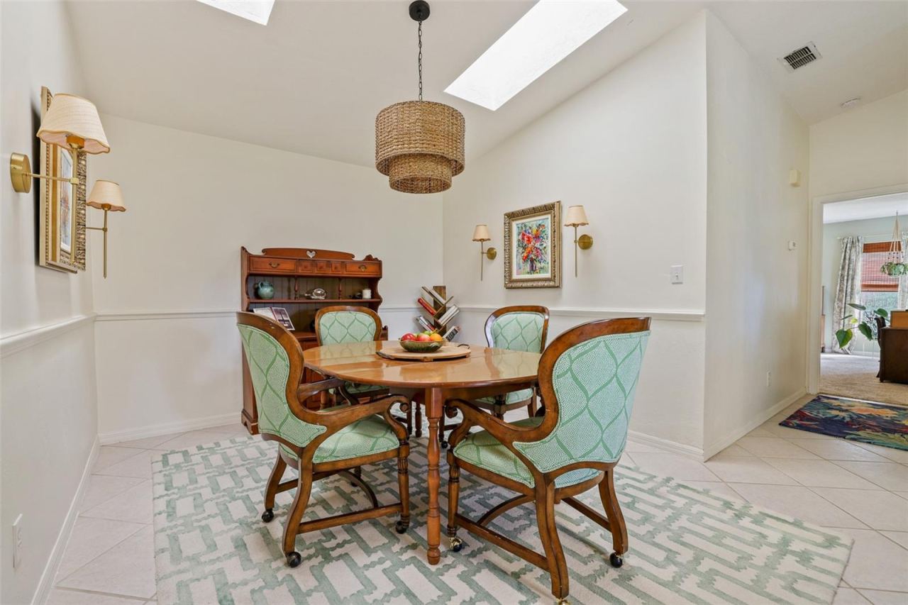 Photo 13 of 20: Dining Room
