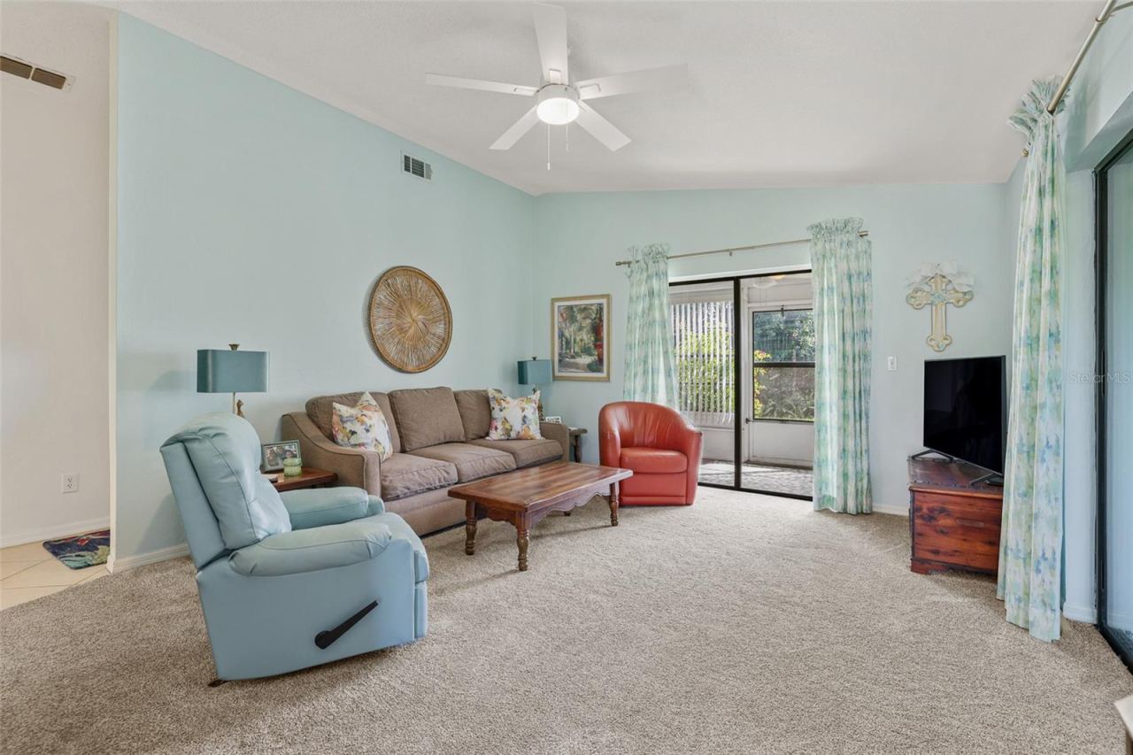 Photo 3 of 20: Living Area