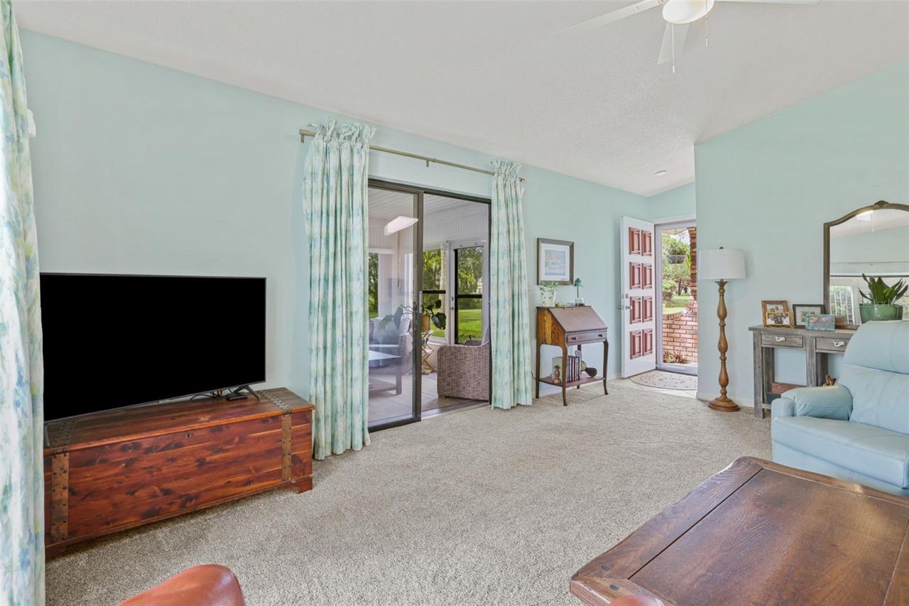 Photo 5 of 20: Living Area