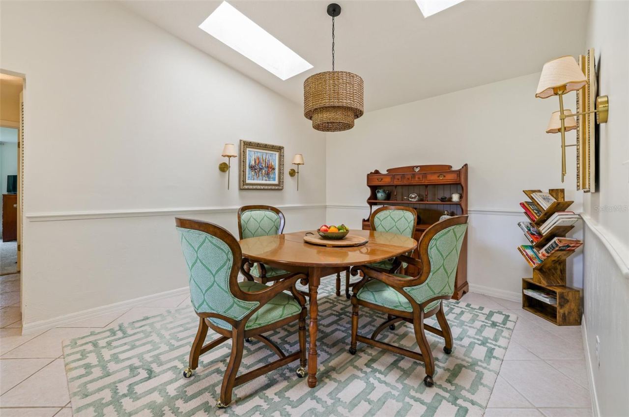 Photo 12 of 20: Dining Room