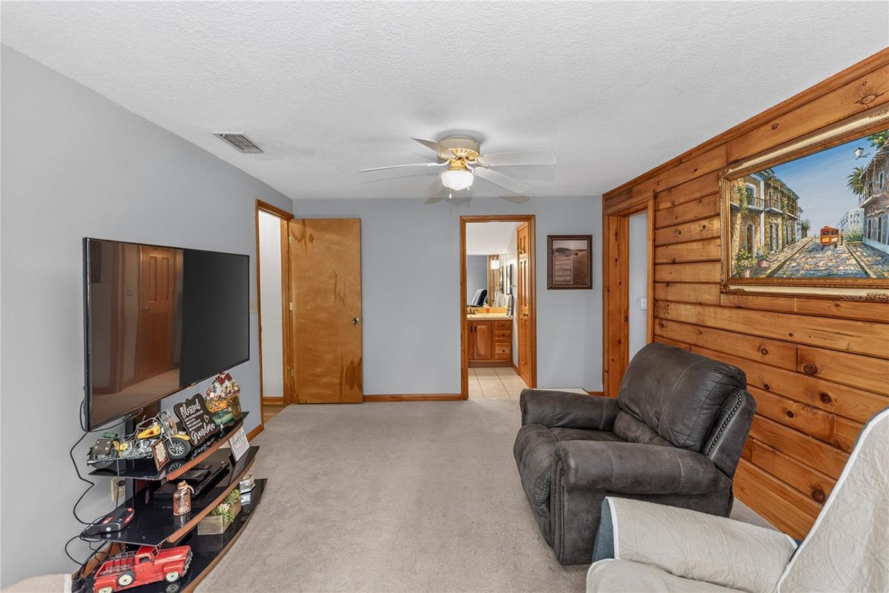Photo 19 of 20: Second Floor to Master Suite