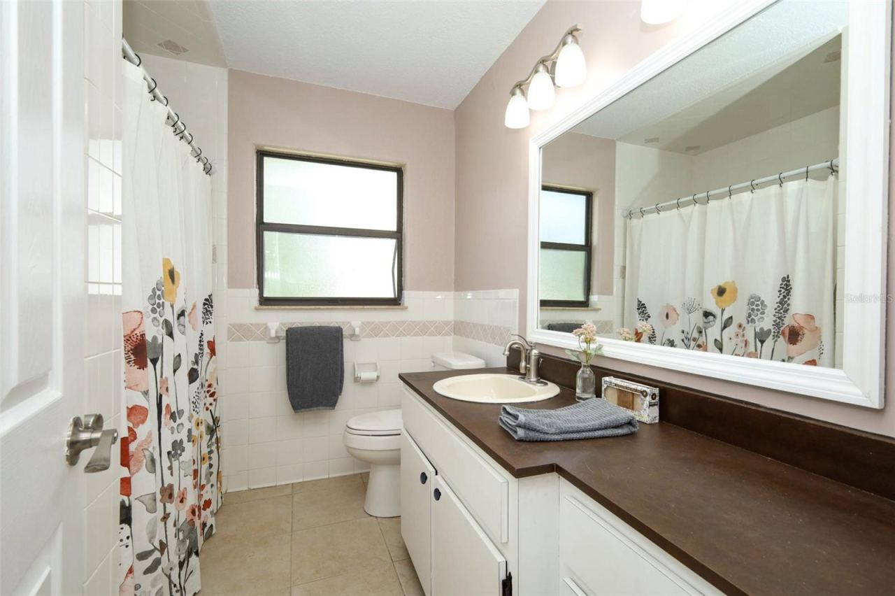 Photo 16 of 20: Bathroom
