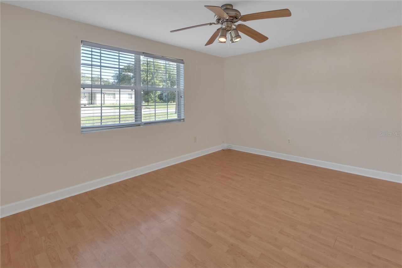 Photo 6 of 20: Living room
