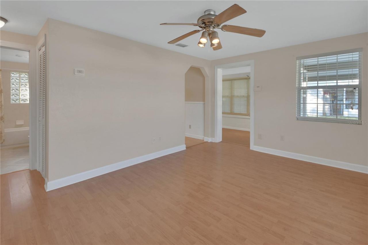 Photo 5 of 20: Living room