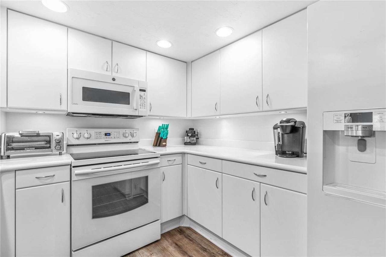 Photo 13 of 20: Light and Bright Kitchen