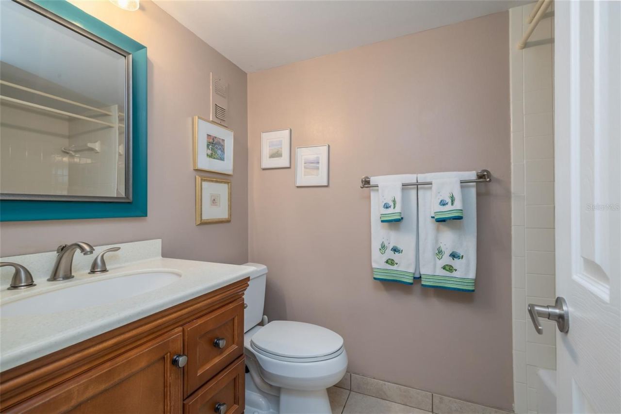 Photo 19 of 20: Guest Bathroom