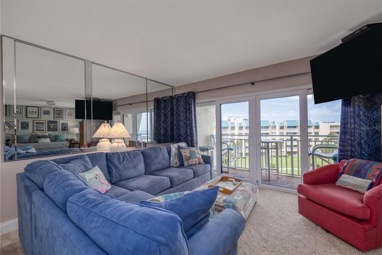 Photo 7 of 20: Living Room View