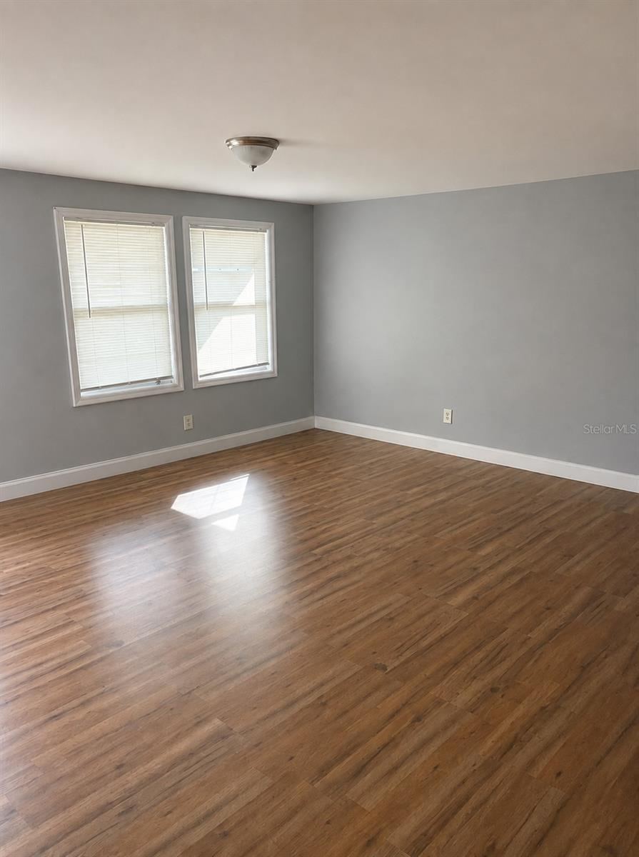 Photo 4 of 15: Spacious living room