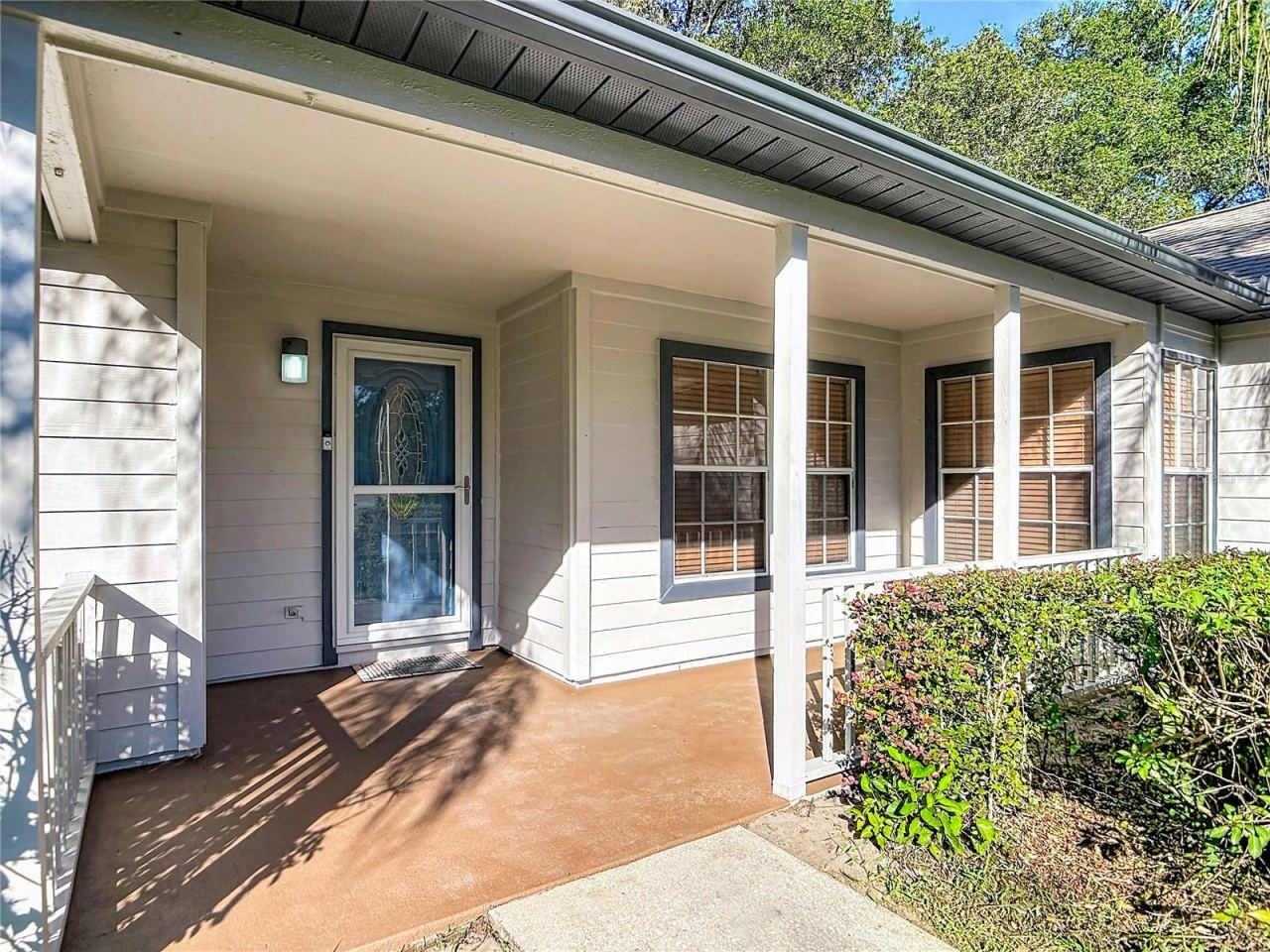 Photo 5 of 20: Front porch