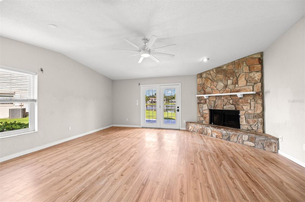 Photo 7 of 20: Family Room