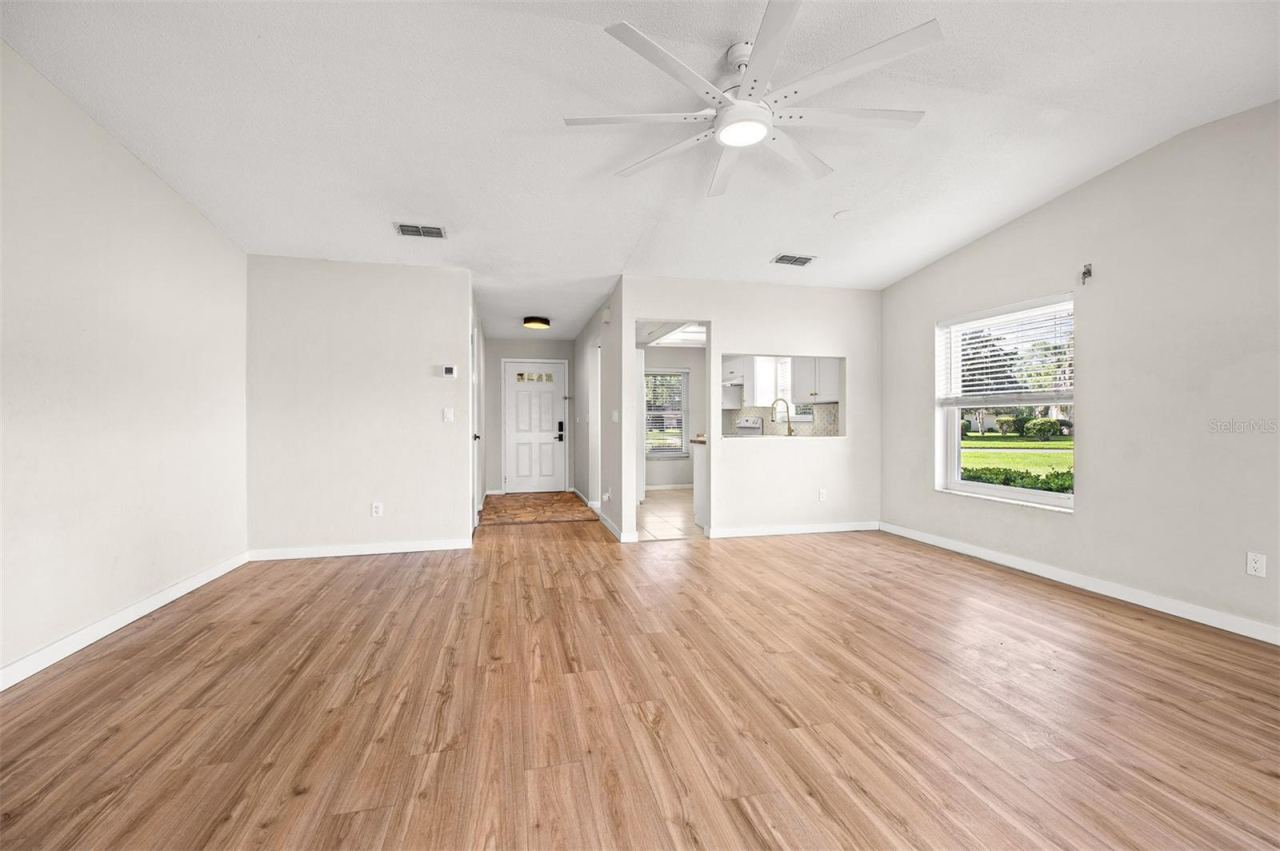 Photo 10 of 20: Family Room