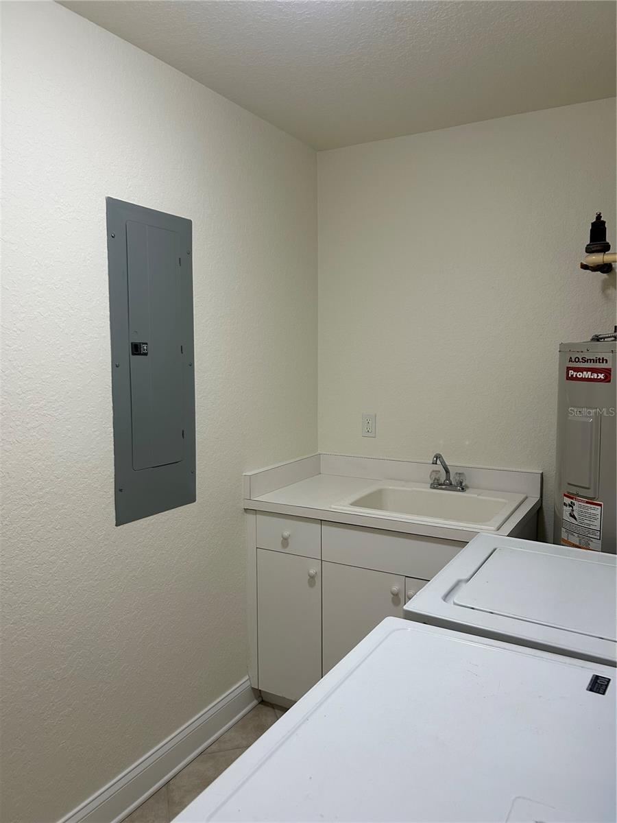 Photo 15 of 20: Large laundry room w/sink