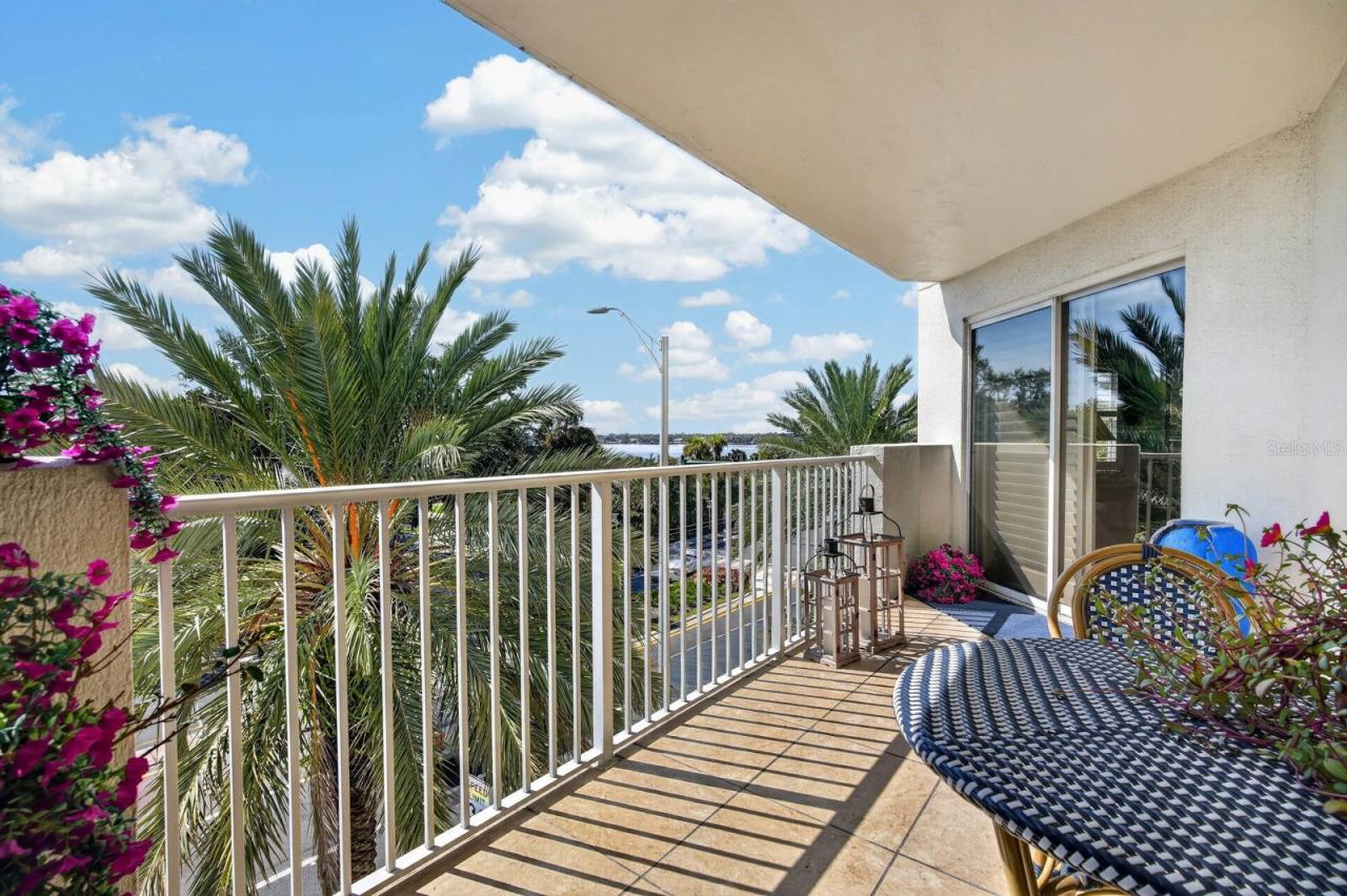 Photo 13 of 20: LIVING ROOM BALCONY
