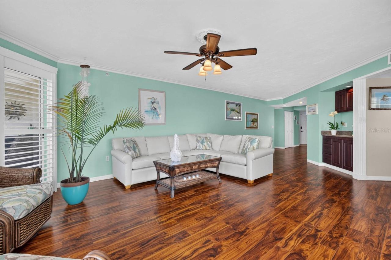 Photo 8 of 20: LIVING ROOM
