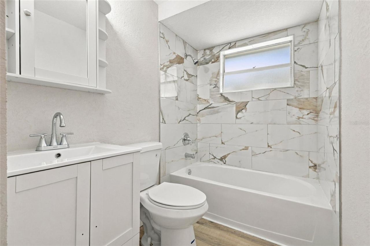 Photo 19 of 20: Full bathroom.