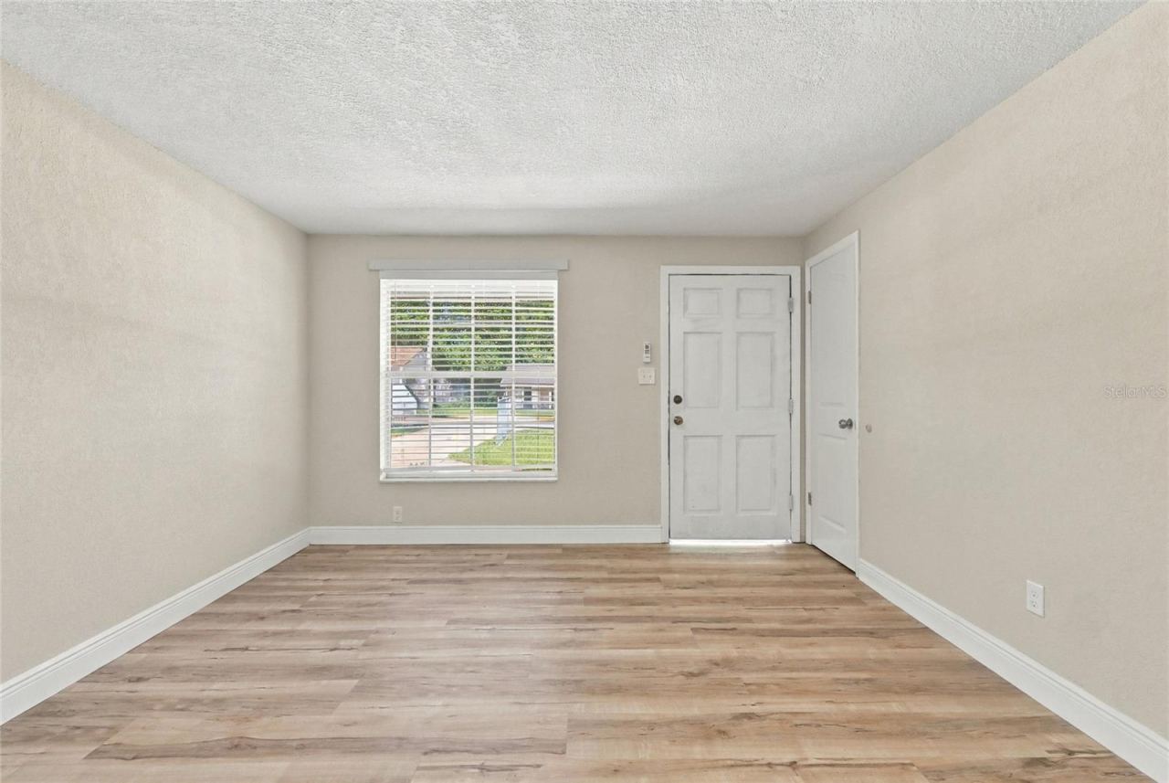 Photo 8 of 20: Living room.
