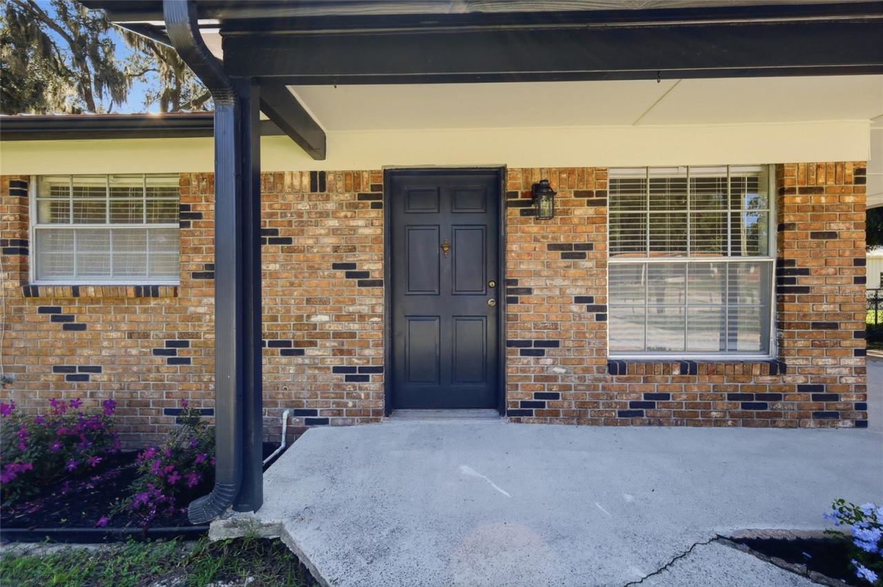 Photo 6 of 20: Front door.