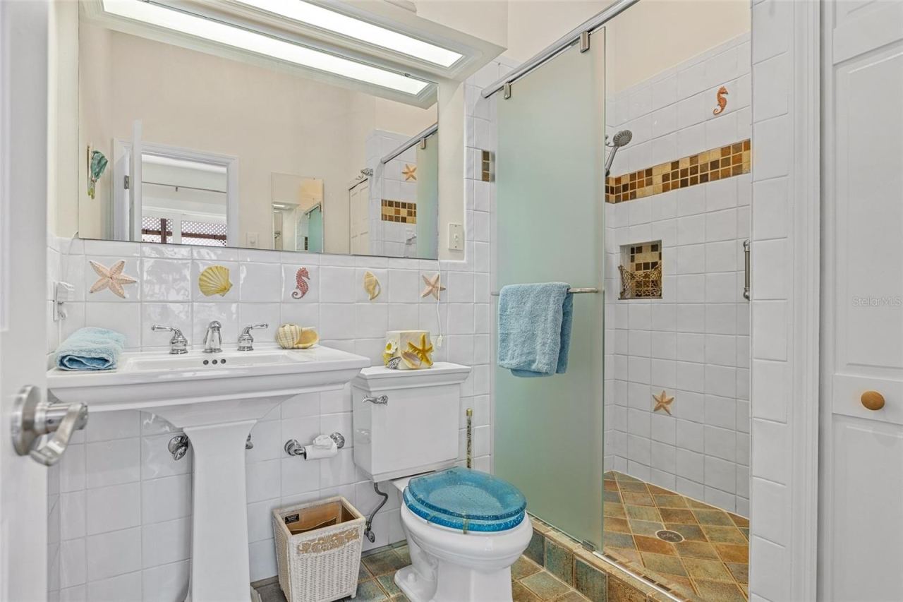 Photo 16 of 20: Primary Bathroom
