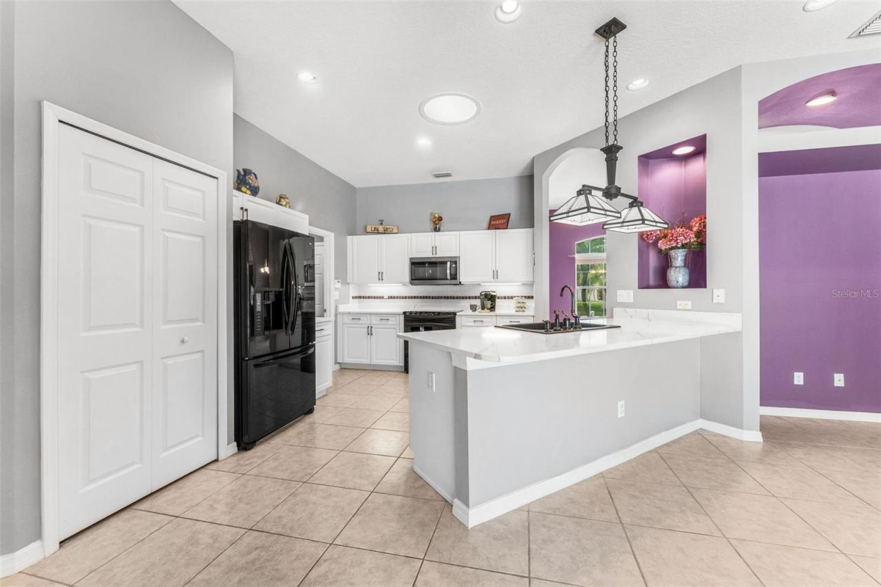 Photo 11 of 20: Breakfast nook area to kitchen.