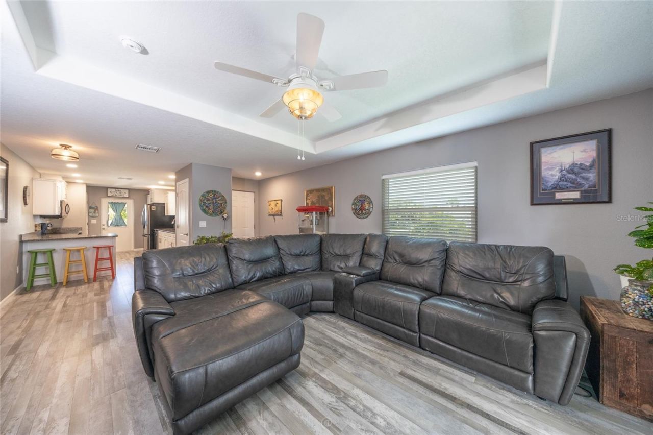 Photo 11 of 20: View of family room & kitchen