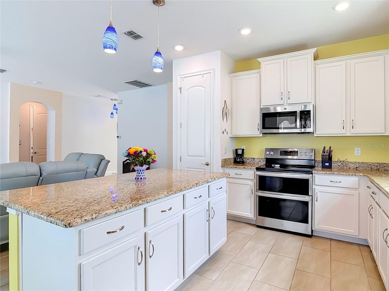 Photo 10 of 20: Island and double oven with air fryer in bottom oven
