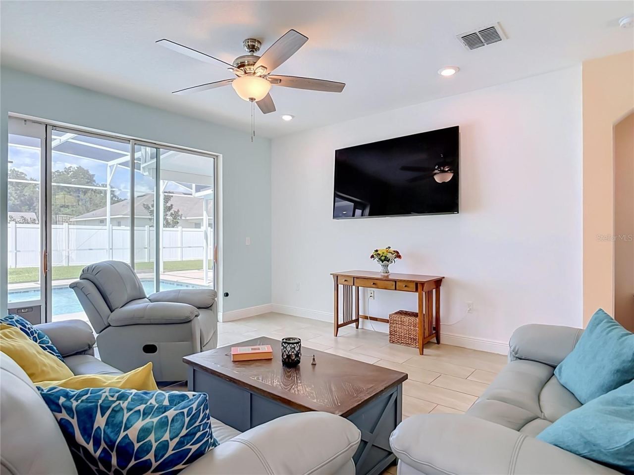 Photo 5 of 20: Living Room