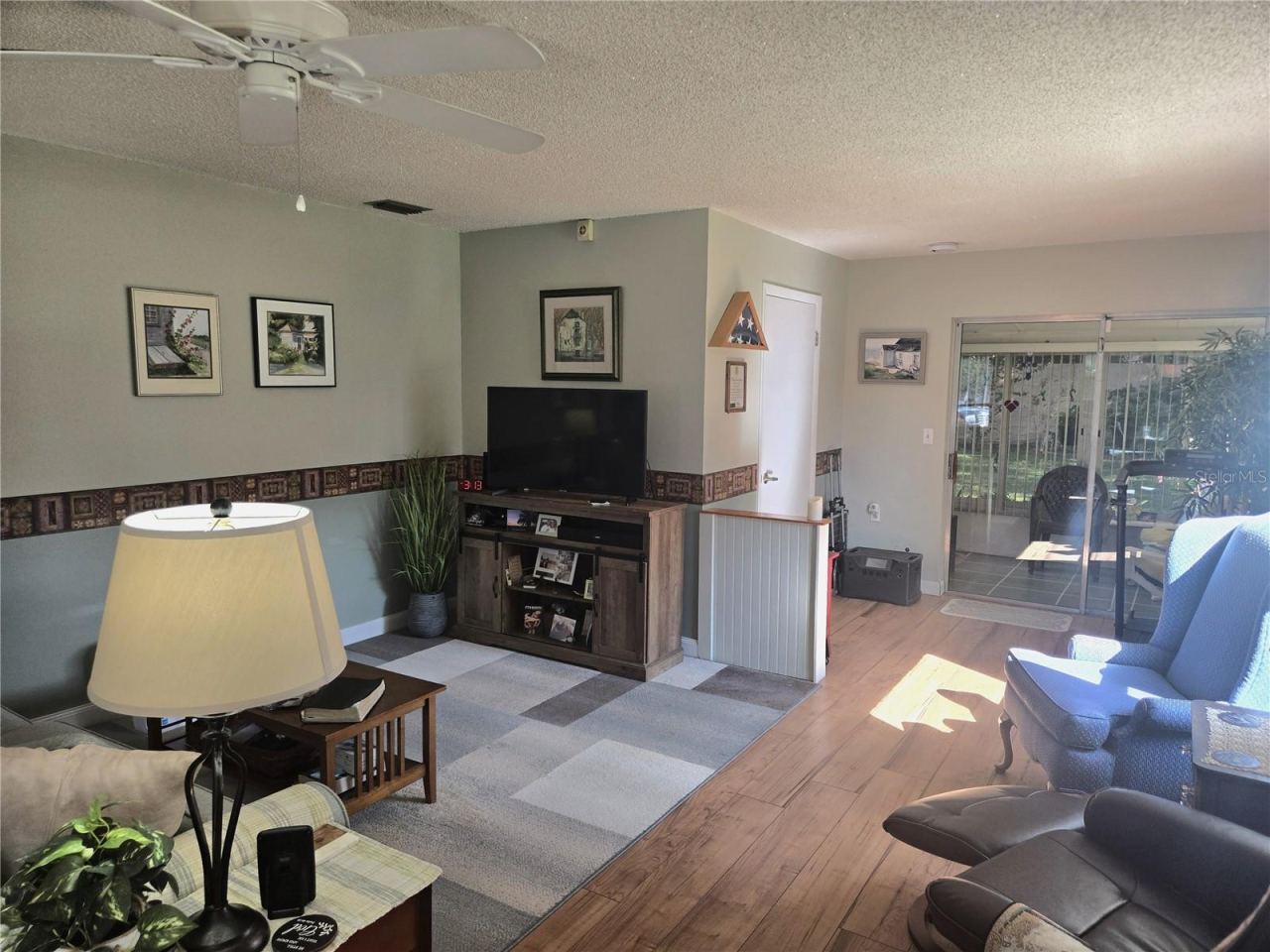 Photo 4 of 20: Living room