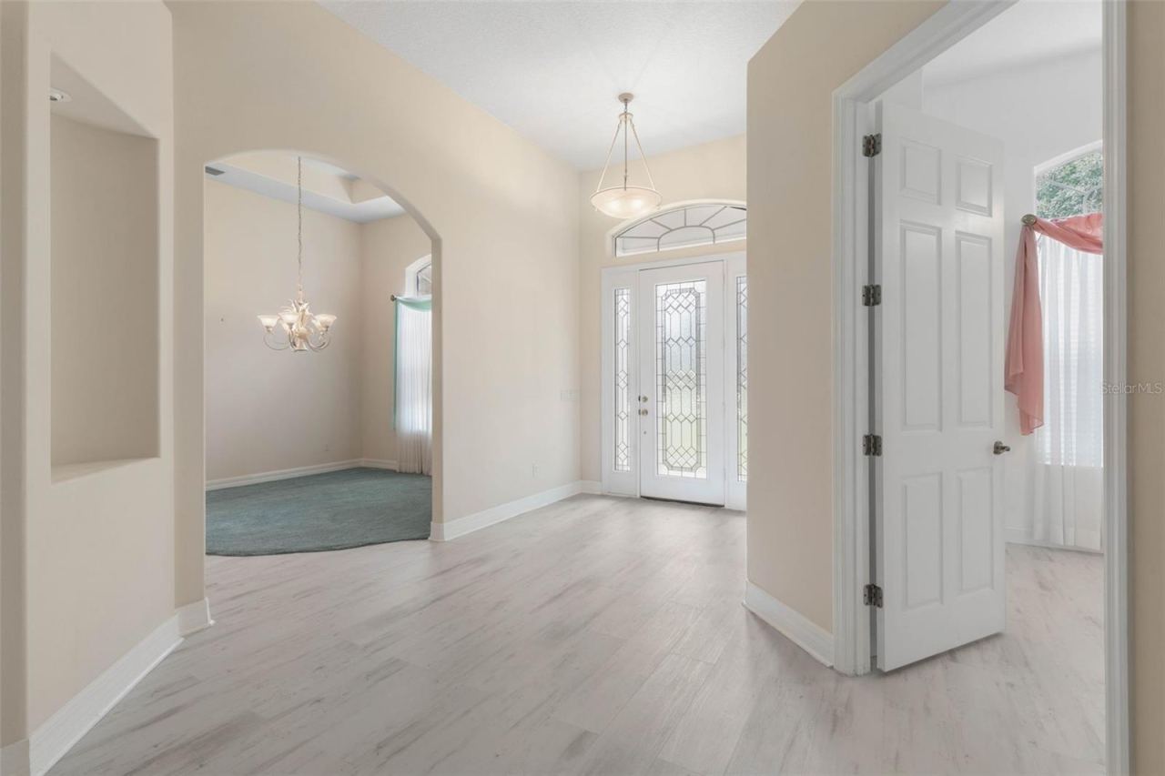 Photo 10 of 20: Foyer