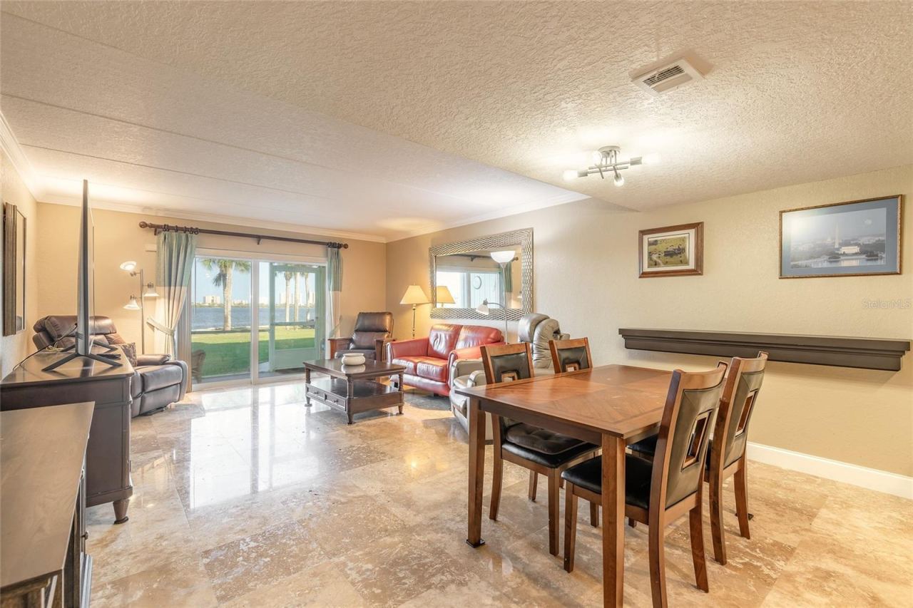 Photo 7 of 20: Dining Area