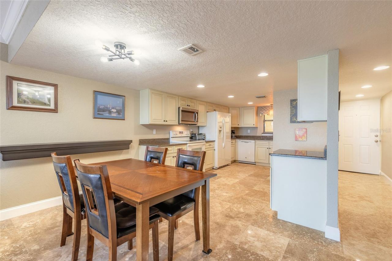 Photo 9 of 20: Dining Area to Kitchen