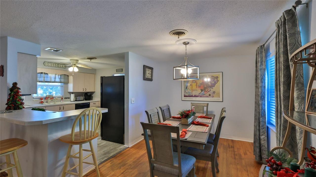 Photo 7 of 20: Dining Room