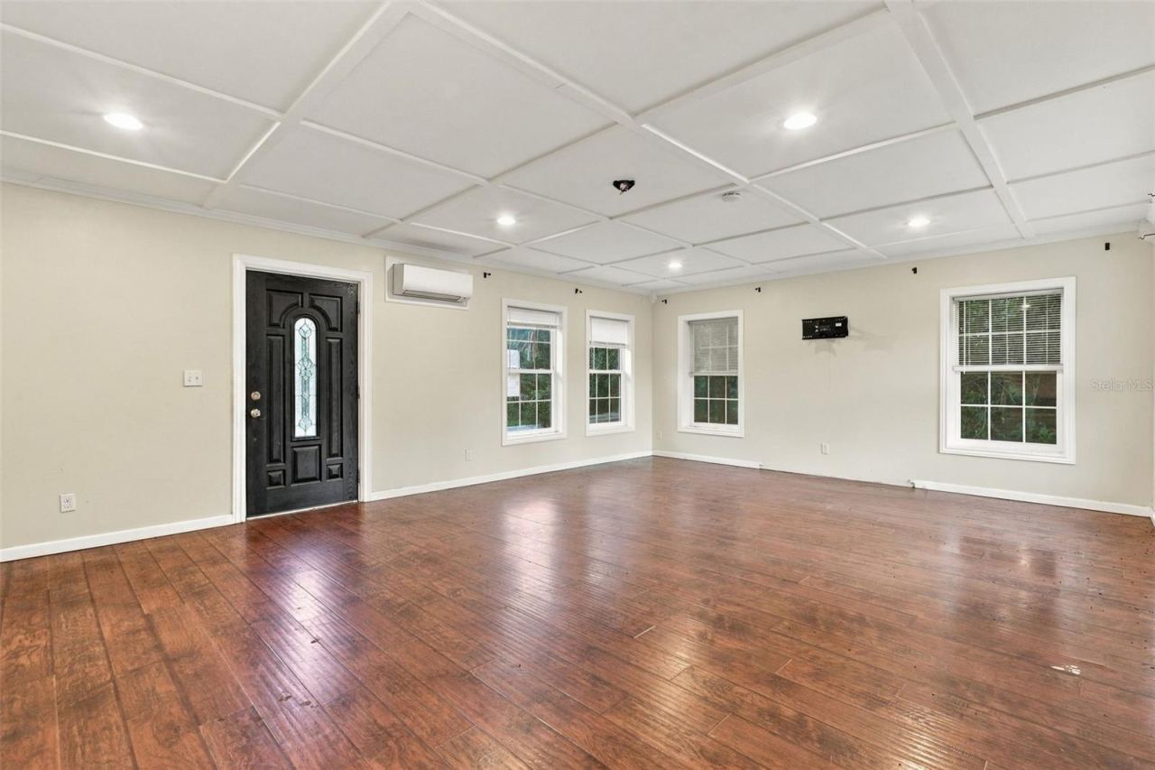 Photo 5 of 20: Family Room