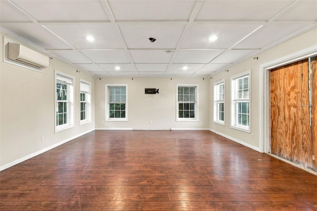 Photo 7 of 20: Family Room