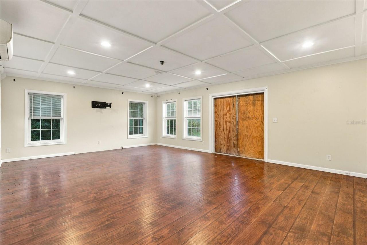 Photo 6 of 20: Family Room