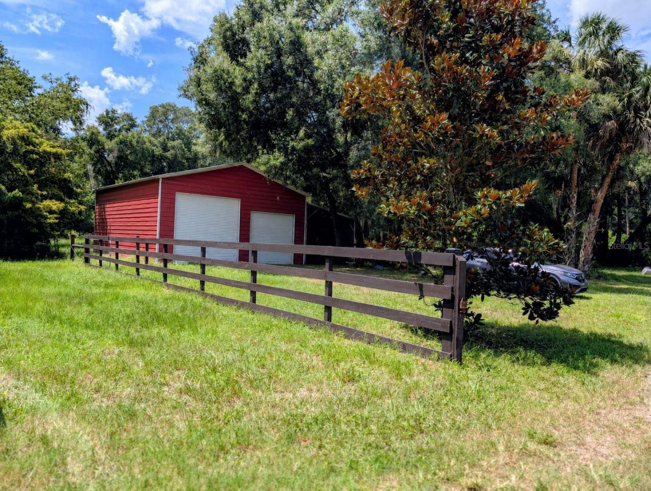 Photo 11 of 14: Barn/Garage Left Side