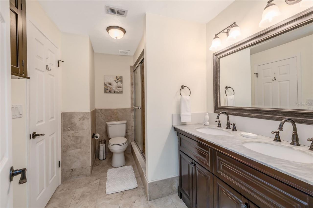Photo 17 of 20: Upstairs full Bathroom