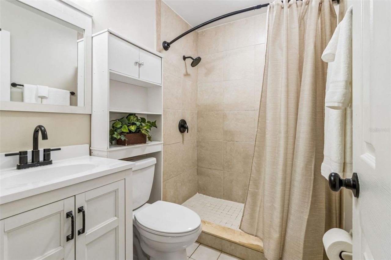 Photo 13 of 19: En Suite Bathroom