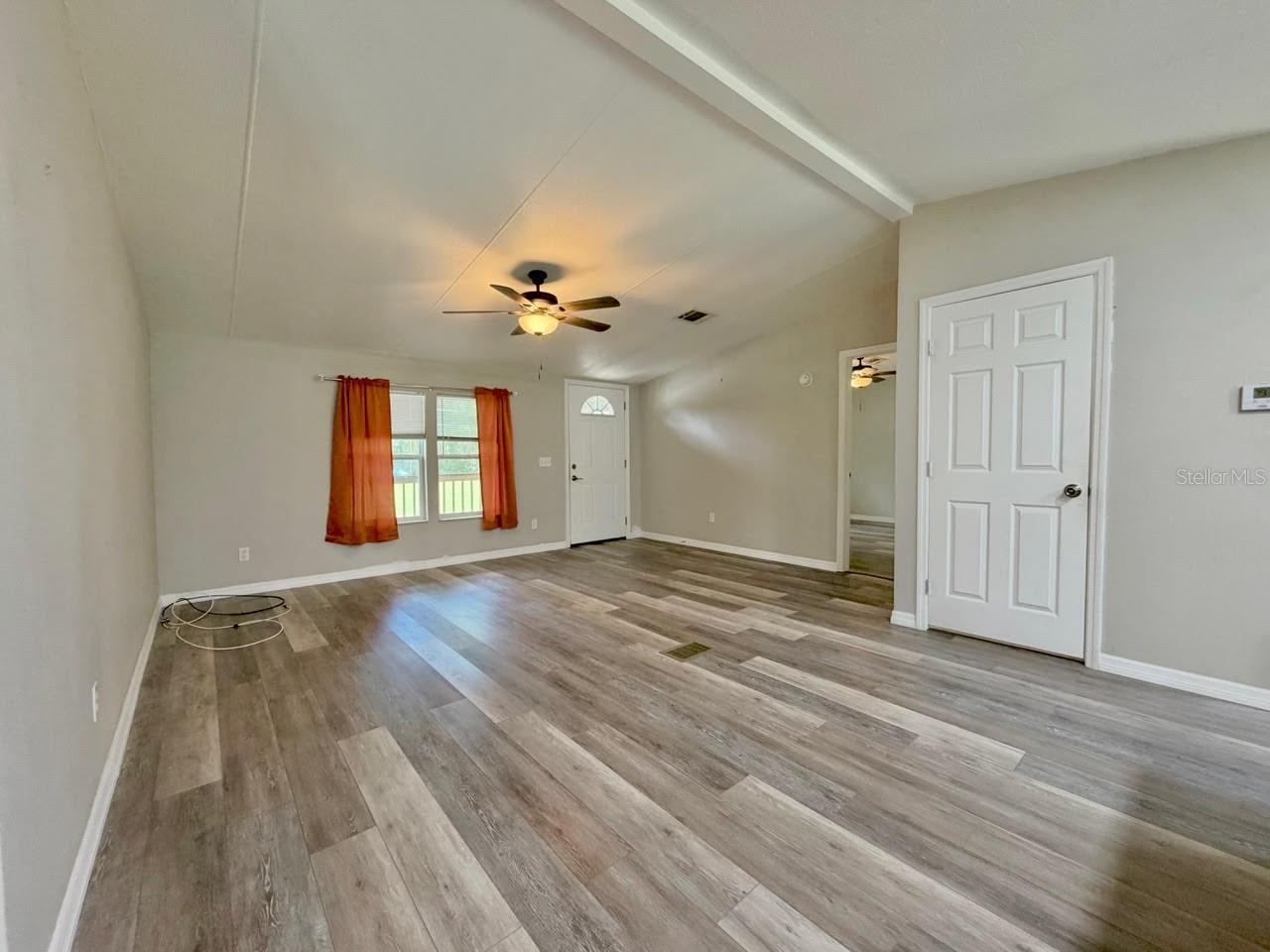 Photo 10 of 20: Main Living room