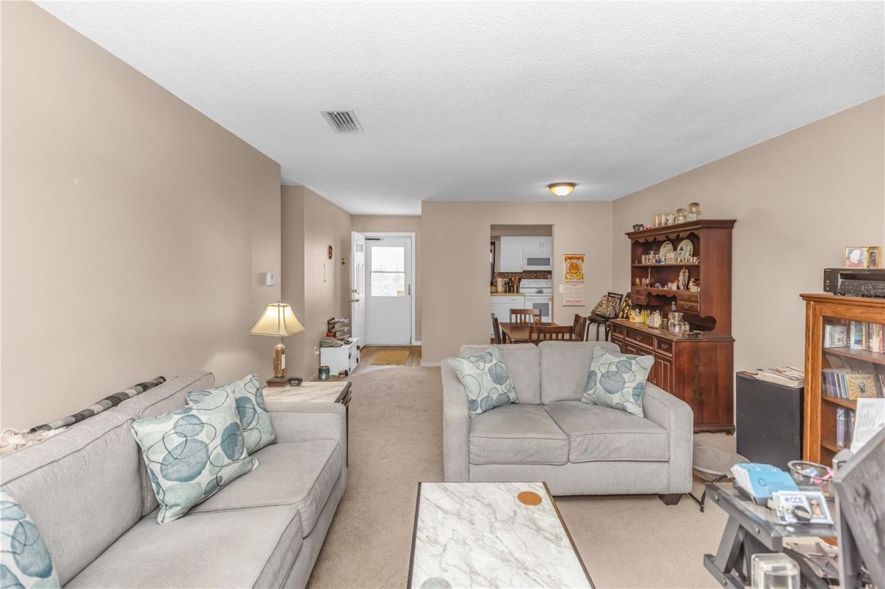 Photo 4 of 15: Living Room